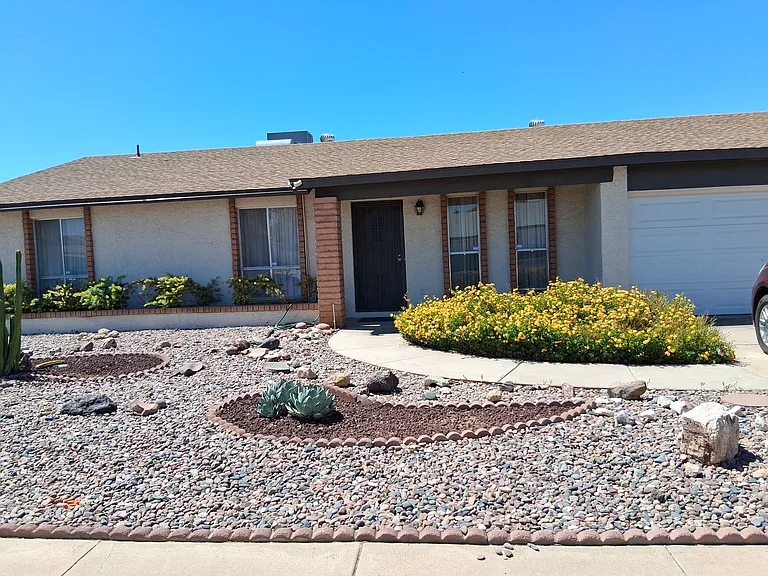 1051 E Glade Ave — Photo 1