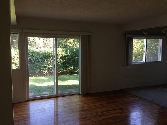 Front Unit - private yard