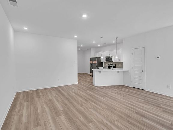 5th image of 719 Coburg St