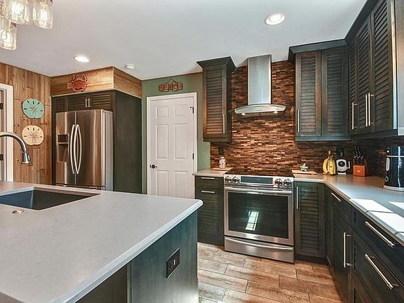 2nd image of 3169 Peel Ave