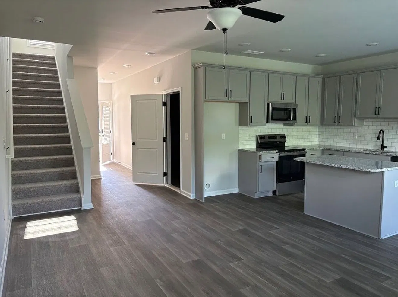 3 bed, 2.5 bath, 1368 sqft, $1,650 — Photo 2