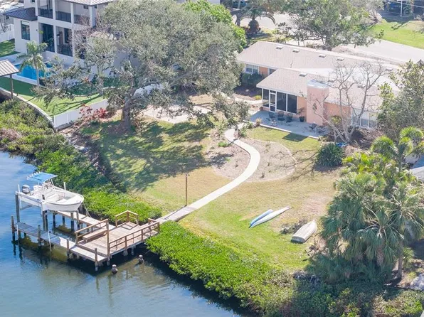 4907 W Spring Lake Dr, Tampa, FL 33629