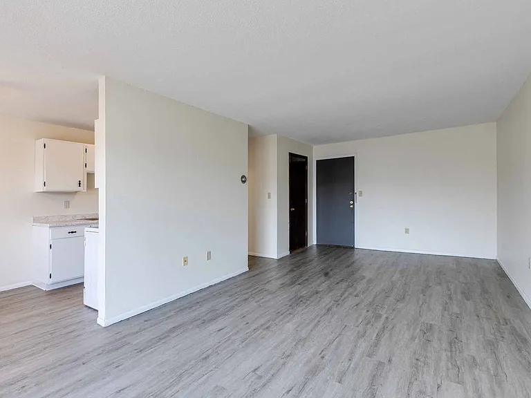 Van Dyke Apartments — Photo 36
