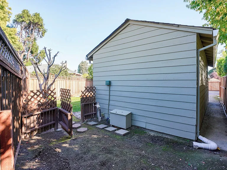 1621 Huron Ave — Photo 47
