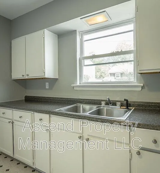 1113 Jarvis Ave — Photo 10