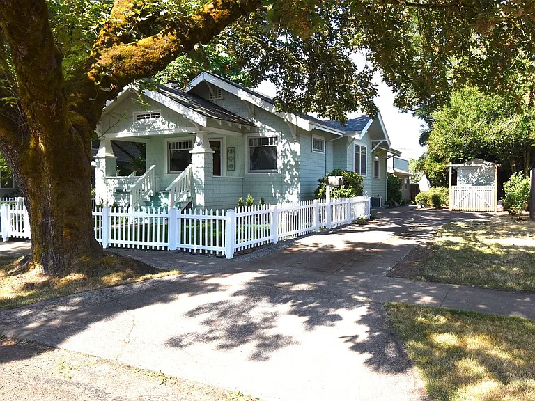 586 Grove St — Photo 2