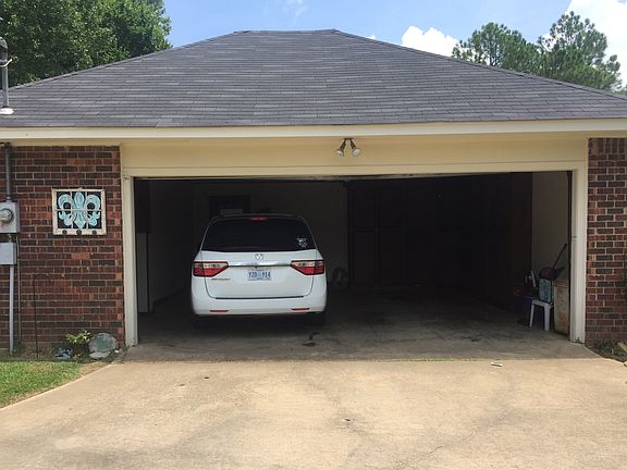 Spacious 2car/ truck garage