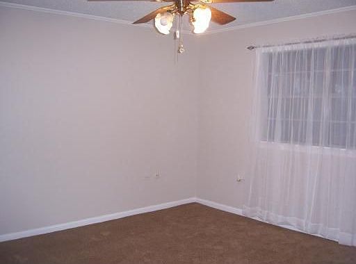 5th image of 303 S Moss Dr