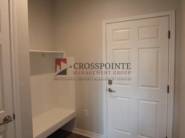 1927 Lindbergh Dr #301 — Photo 7