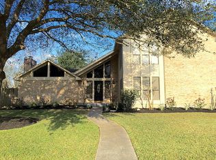 1105 Londonderry Ave, Friendswood, TX 77546