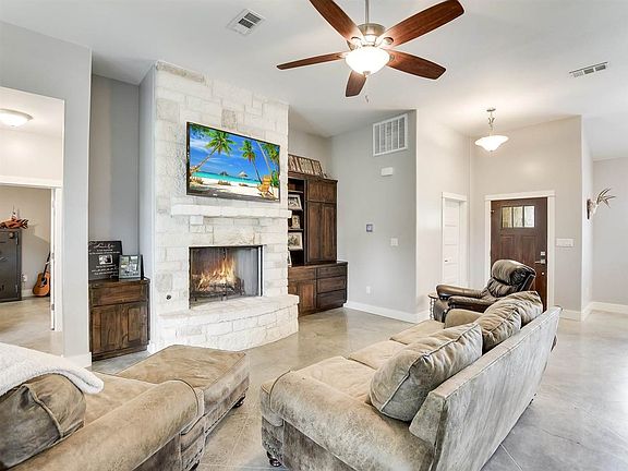 4th image of 1004 Laurel Oak Cir