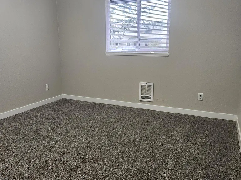 12526 Meridian Ave S #4 — Photo 4