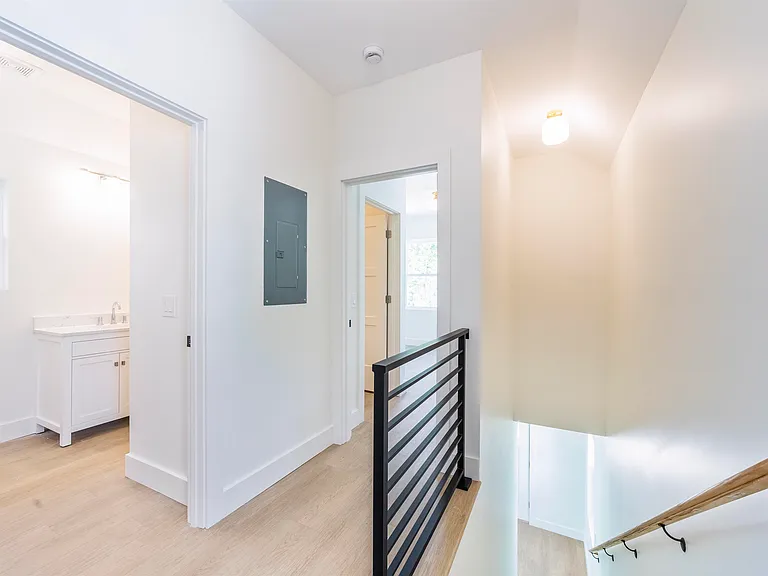 962 Alexander St — Photo 20