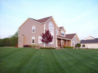 7 Carriage Dr, East Greenbush, NY 12061