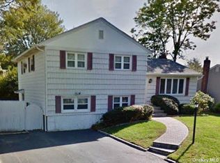 30 Keswick Ln, Plainview, NY 11803