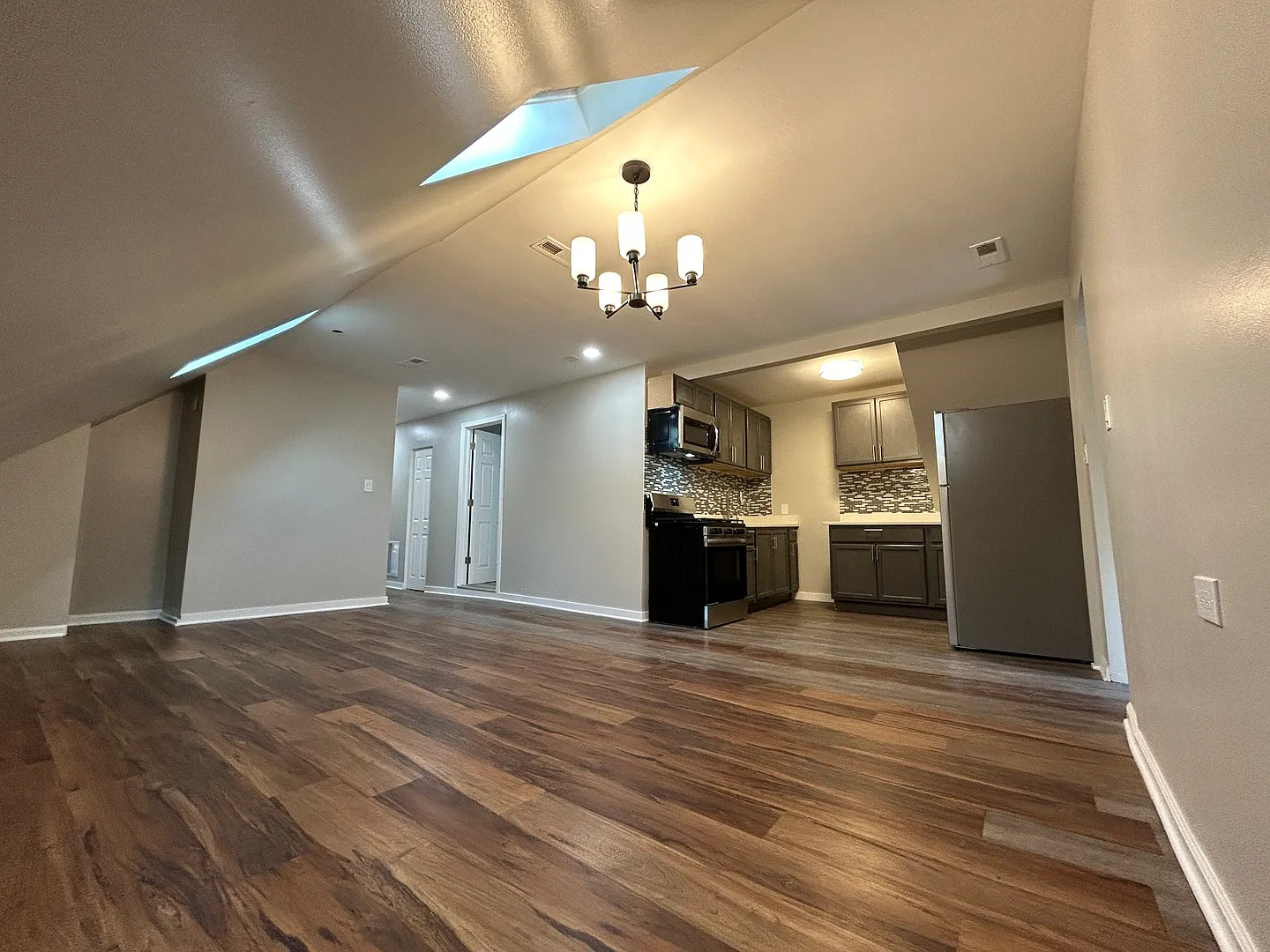 2 bed, 850 sqft, $1,875 — Photo 2