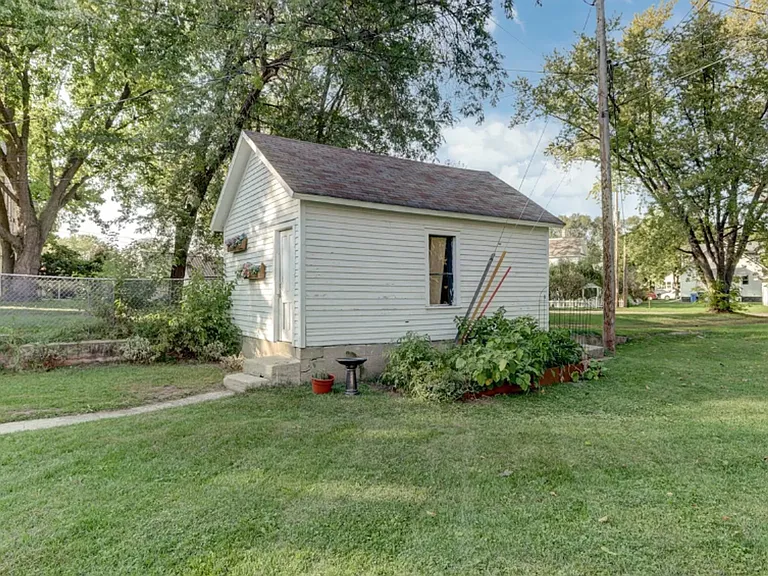 511 W Wisconsin St — Photo 40