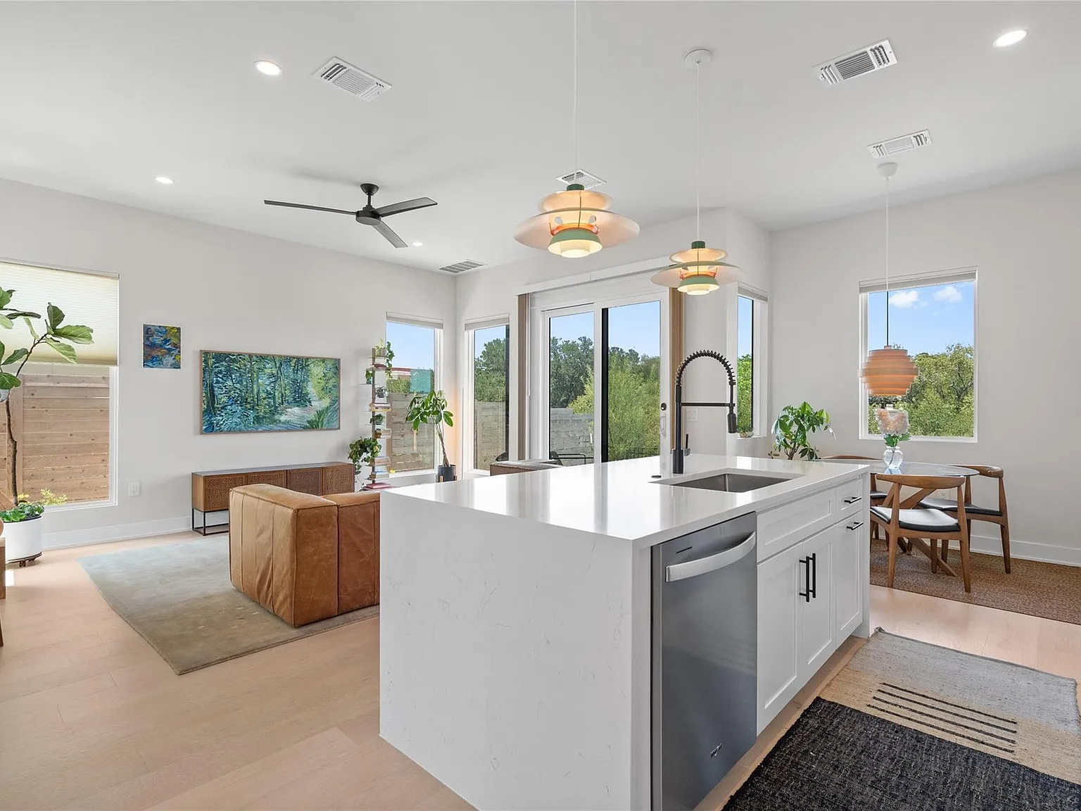 3 bed, 2.5 bath, 1400 sqft, $3,330 — Photo 3
