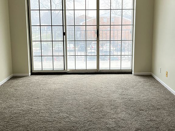 4th image of 1110 N Farnsworth Ave APT 211