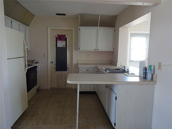 2nd image of 10137 Mainlands Blvd W