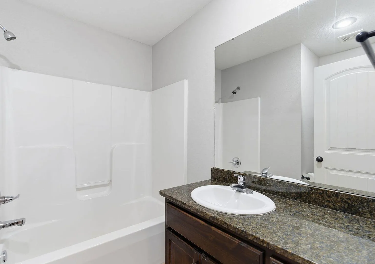 4 Bed 2 Bath 3 car Garage in Republic MO — Photo 3