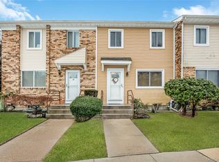 8 Town House Drive, Massapequa Park, NY 11762