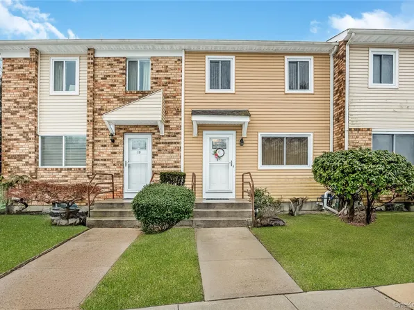 8 Town House Drive, Massapequa Park, NY 11762