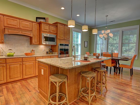 Kitchen with breakfast bar