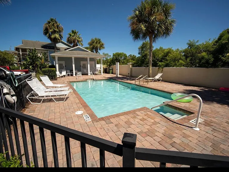 109 Islander Dr — Photo 2