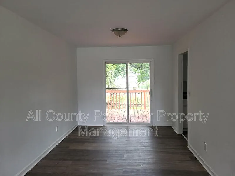5 bed, 3.0 bath, 2212 sqft, $2,499 — Photo 3