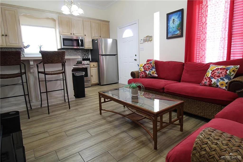 2 bed, 2.0 bath, 924 sqft, $1,800 — Photo 2