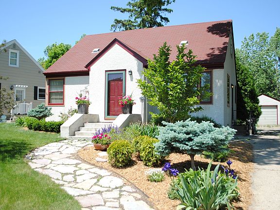 Beautiful Kenny Neighborhood 1.5 Story