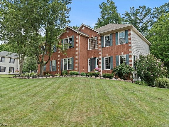 2nd image of 215 Beaumont Trl