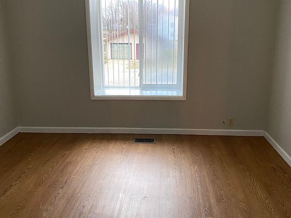 3rd image of 701 Redbud Trl