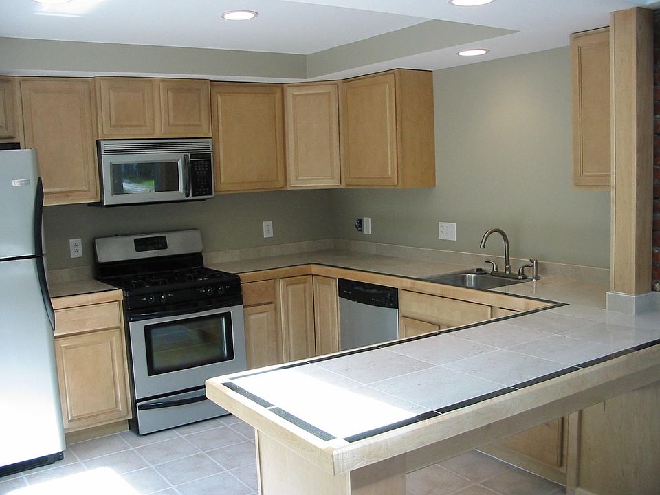 Kitchen with open penninsula