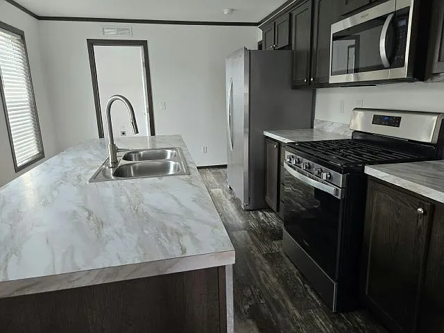 3 bed, 2.0 bath, 1056 sqft, $2,130 — Photo 2