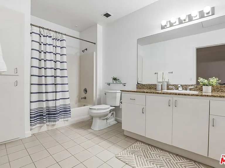 630 W 6th St #310 — Photo 17