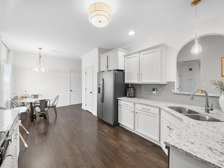 404 Sedgwick Ln — Photo 7