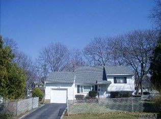 25 Lake Park St, Ronkonkoma, NY 11779