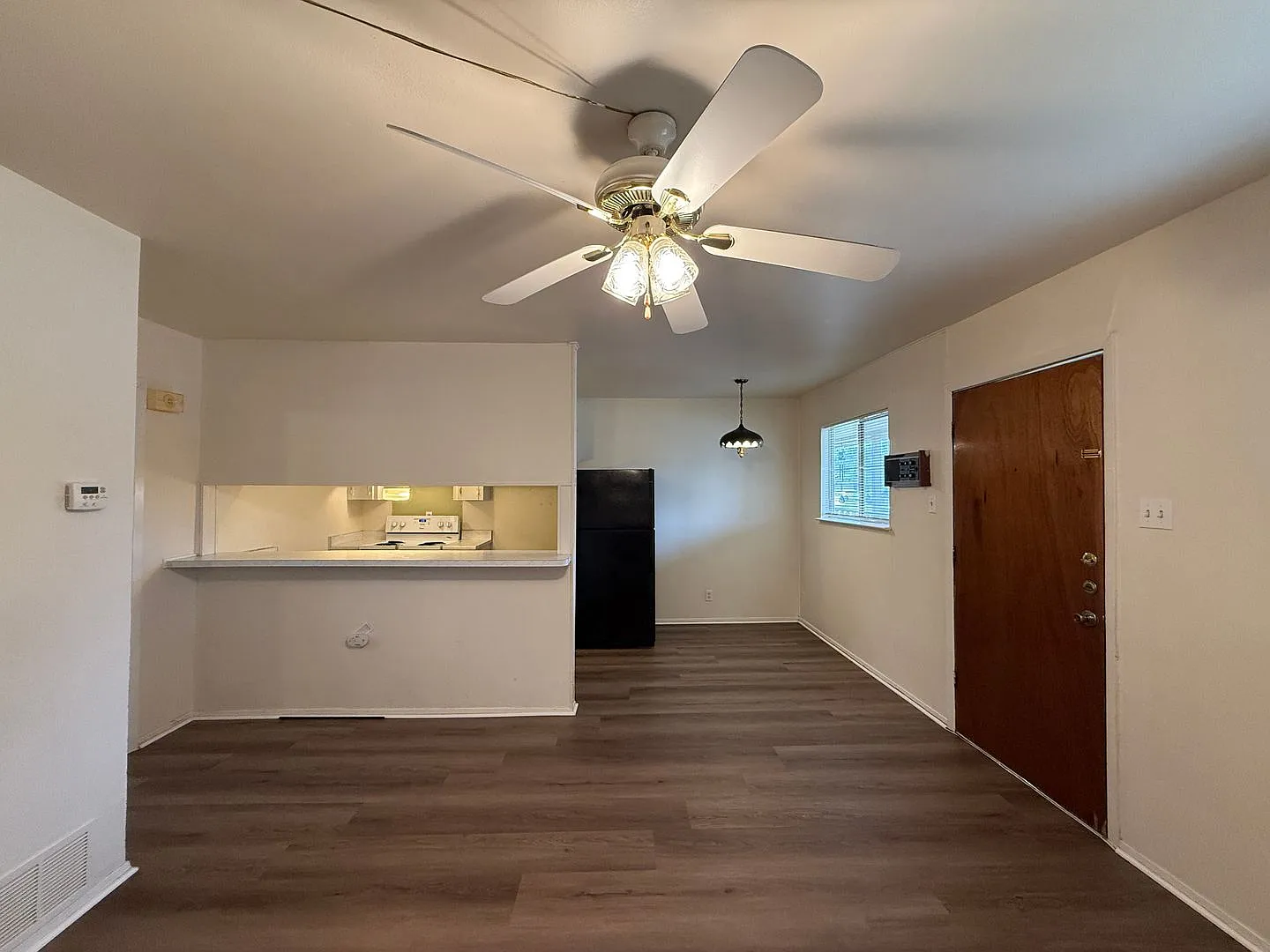 1/1 Triplex - End Unit /No Carpet / Vinyl Plank Flooring / Lots of Parking / CISD — Photo 4