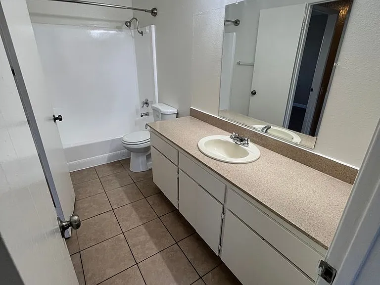 Westgate Villa Apartments — Photo 30