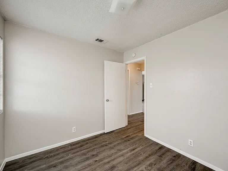 11907 Alpheus Ave — Photo 15