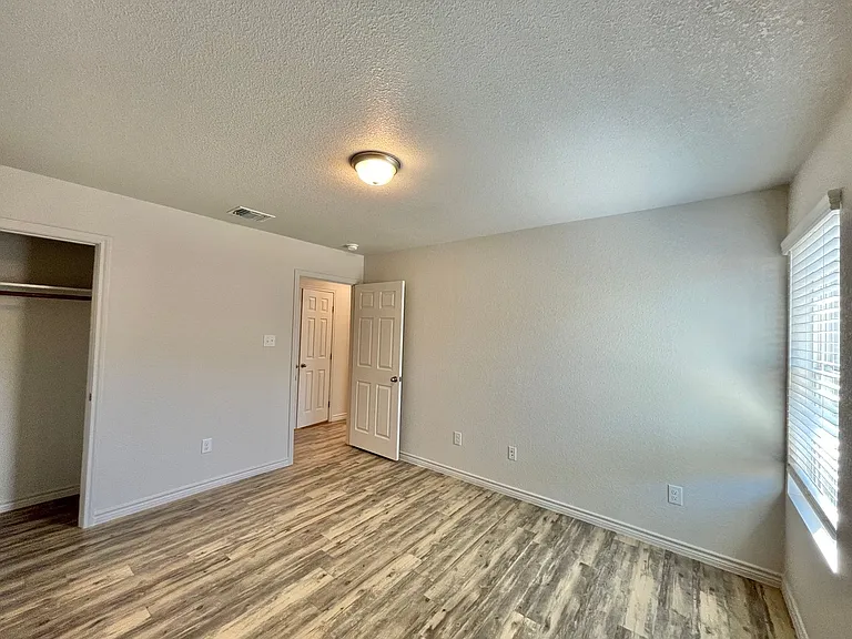 1821 Castroville Trl — Photo 13