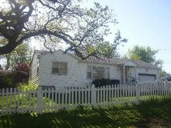 3317 Westwood Dr, Wonder Lake, IL 60097