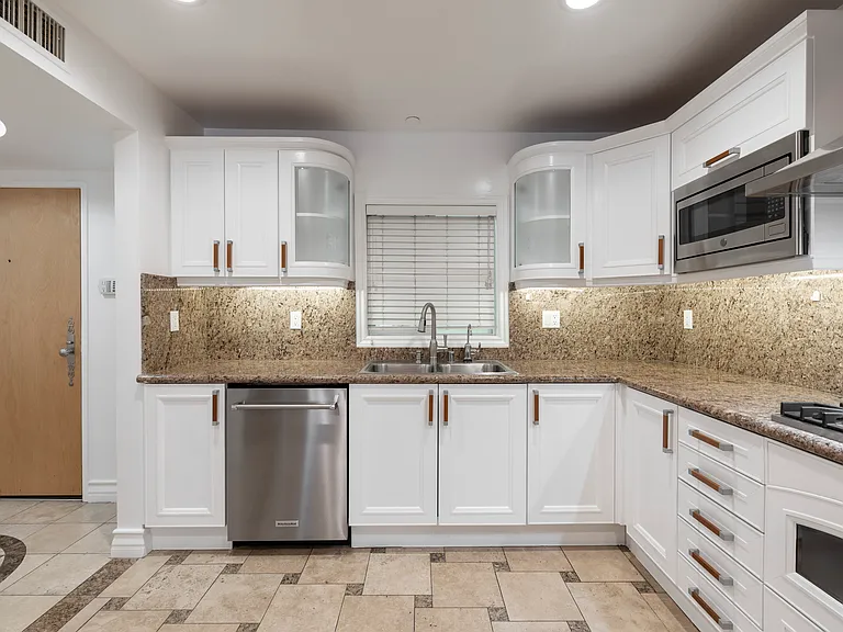 123 S Clark Dr #202 — Photo 7