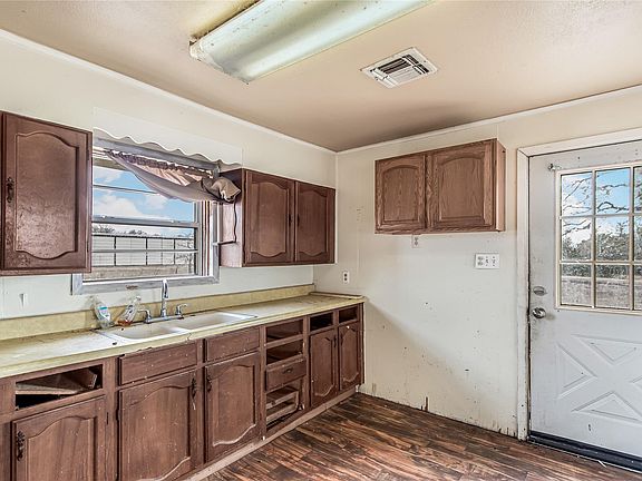 5th image of 107 Leaning Oaks St