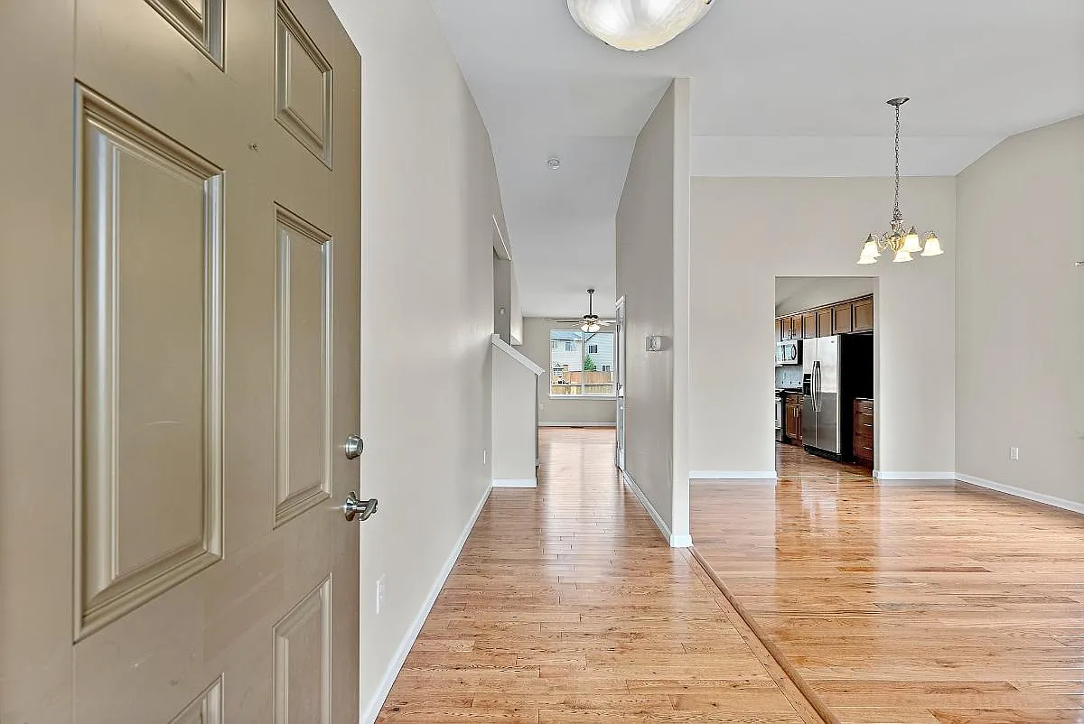 4 bed, 2.5 bath, 2220 sqft, $3,000 — Photo 4