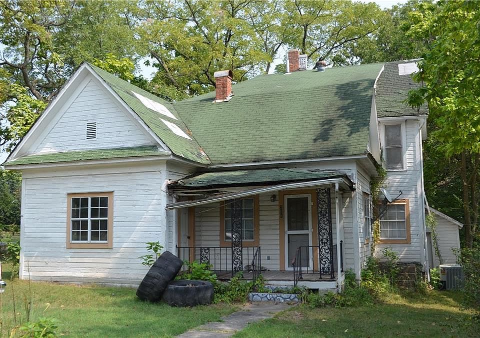 1st image of 208 3rd Ave SE