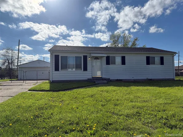 33711 Floyd St, Clinton Township, MI 48035