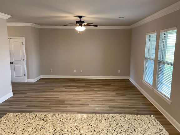 4th image of 302 Wyatt Ln